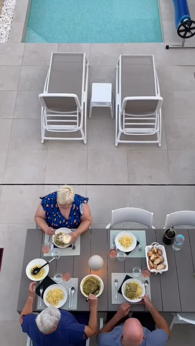 Heerlijk genieten op het terras van een zelfgemaakte maaltijd en een lekker glas wijn!
#losalcazares #casalita #vakantievillaspanje #deliciousfood