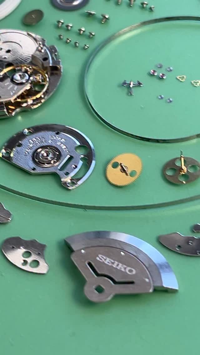 Available! This exceptional Seiko 6306 SCUBAPRO 450 was produced in April 1979 as part of Seiko’s collaboration with the SCUBAPRO dive equipment company. A rare and highly sought-after model, it stands apart from the standard 6306-7001 thanks to two key features:
The “SCUBAPRO 450” text above “Water 150m Resist” on the dial
A change dial coding from 700LT on regular models to 700JT on all SCUBAPRO 450 editions
With extremely limited production, these watches have become a true prize for serious Seiko collectors. This example is 100% genuine and in outstanding condition. Head over to our website for price and details, link in bio. #watchforsale #watchrestoration #vintageseiko #vintageseikodivers #watchrepair #watchcollector #scubapro450