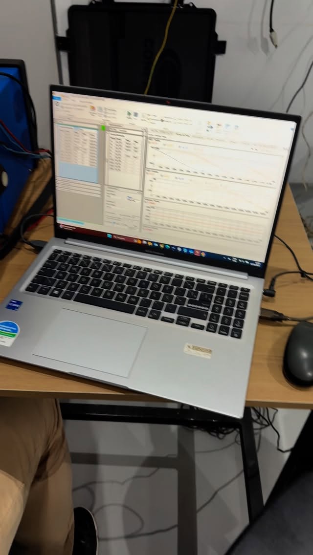 O Que É e Por Que É Tão Importante? 🤔
Subestações são os corações do nosso sistema de energia, e os relés de proteção são seus “guardiões”. Eles são dispositivos inteligentes projetados para detectar falhas (curto-circuitos, sobrecargas, etc.) e isolar a parte defeituosa da rede, prevenindo danos maiores e garantindo a continuidade do fornecimento de energia.
O estudo envolve analisar a topologia da rede, características dos equipamentos, níveis de curto-circuito e os requisitos de coordenação da proteção. Já a parametrização é o ato de configurar esses relés com os ajustes corretos (correntes de atuação, tempos de retardo, lógicas, etc.) com base nesses estudos.
Vantagens Essenciais de Uma Parametrização Bem Feita: ✅
Confiabilidade do Sistema Aumentada: Um relé bem parametrizado garante que falhas sejam isoladas rapidamente e seletivamente, minimizando interrupções para os consumidores e protegendo equipamentos caros.
Exemplo: Se um transformador apresenta uma falha interna, o relé diferencial programado corretamente atua instantaneamente, desligando apenas o transformador, sem afetar o restante da subestação ou a rede conectada.
Segurança Operacional Elevada: Protege o pessoal de manutenção e operação contra riscos elétricos, ao garantir que os circuitos sob falha sejam desenergizados o mais rápido possível.
Exemplo: Um relé de sobrecorrente temporizado ajustado para a curva correta evita que um alimentador sobrecarregado provoque um incêndio ou danifique os condutores.
E você, qual sua experiência com relés de proteção? Compartilhe nos comentários! 👇
#EngenhariaEletrica #Subestacao #ReleDeProtecao #ProtecaoEletrica #Eletricidade #SistemaEletrico #SegurancaEletrica #Manutencao #Confiabilidade #Energia #inovação