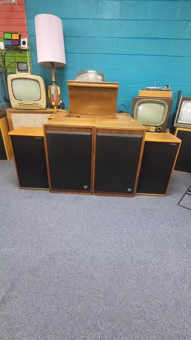 Now Available . Cerwin Vega 313 speakers with new foam- $900 & a pair of SAE Mark X speakers- $800.
These are beautiful speakers #cerwinvegaspeakers #saespeakers #electriccityrepairandrecord
#hifiaudio #vintageaudio #denver #denvervintagehifi