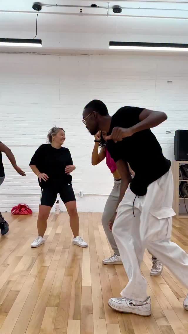 This class w/ @gknow_izafamily was refreshing ! Two worlds into one !
📍 @espace.514 -
Join him tonight for part2 of his Afro/Dancehall fusion form 6 to 7pm .
#dancefirstthinklater