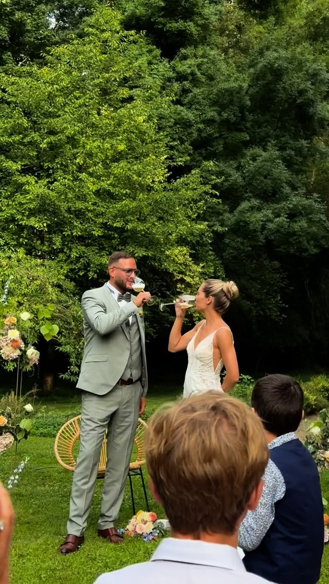 Imagine un mariage monté en dernière minute, suite à une annulation. Quelques semaines seulement pour tout créer : la famille, la bonne humeur, et un repas signé Quentin @wildcookvaugency : convivial et plein de saveurs 🔥🍷
Pas besoin de se noyer dans les préparatifs pendant des années pour vivre un moment magique. C’est ce qu’ont fait Valentine & Nicolas, et on a adoré !
Et comme la mariée était aussi la cousine de Quentin (et la créatrice de @gigietbart , ces chouchous faits main qu’on adore), la journée avait ce petit goût de famille en plus… et une idée cadeau hyper sympa pour les invitées !
👉 Et toi, tu serais plutôt team improvisation ou plan millimétré ?
.
.
.
🥩 @wildcookvaugency
💝 @gigietbart
🍰 @so_layers
💐@fleurs_davril
🎶 @adapt.event
📷 @anoukmarhoefer
#domainedevaugency #vaugency #lieuecoresponsable
#mariageintime #amourenpleinenature #weekendemariage
#mariageavecame #wildcookexperience #authenticlove #sedireouiautrement #mariagemarne #weddingchampagne #lieudemariagereims #mariagenaturefrance