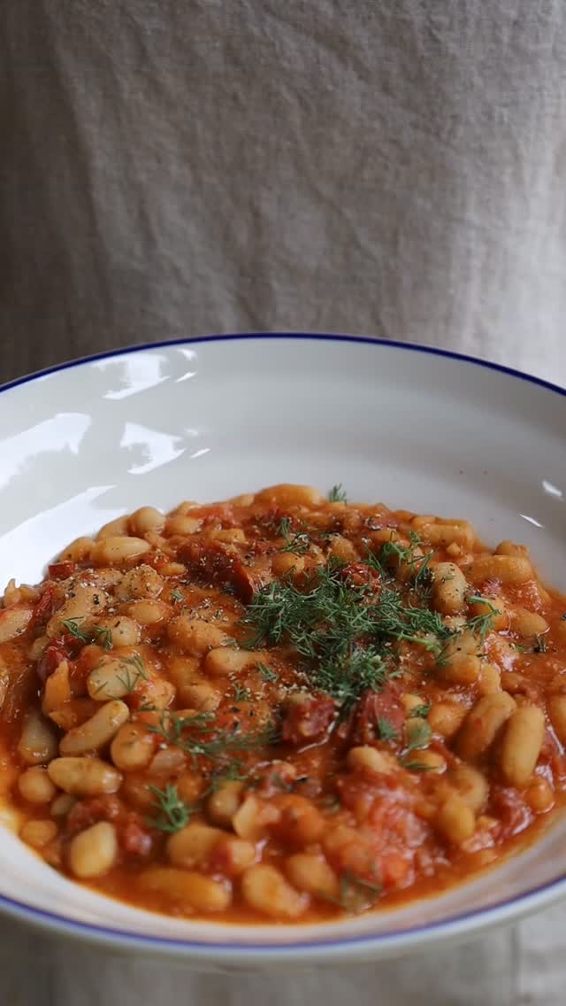 Tomato & White Bean Stew.
Wholesome and comforting on a fresh Autumn day.
Using @boldbeanco white beans, of course ☺️
Optional to serve (but not really): A side of chunky sourdough, thank you very much!
You can find the recipe on my blog.
#veganerezepte #foodblogger #gesunderezepte #foodreels #gesundessen #foodphotography #plantbased #bean