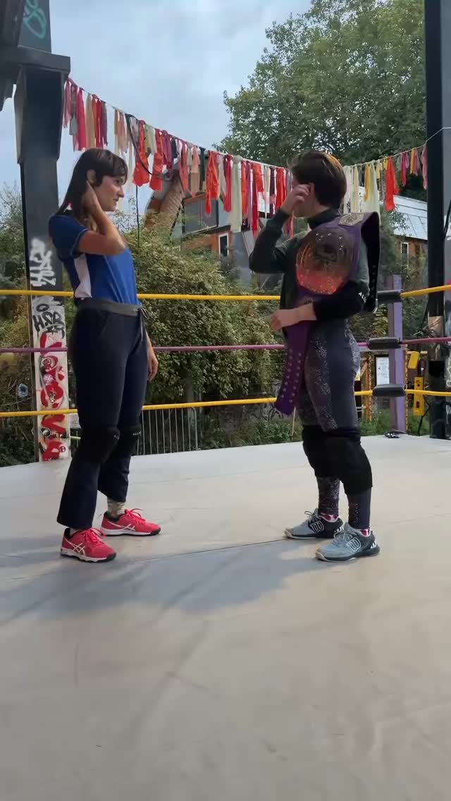 @bjorn_bzrk s'en prend à @the.iconic.charlie qui discutait organisation avant le match de samedi! 👀🔥
Malgré cette attaque, n'oubliez pas que la GTW vous propose une initiation sur le ring! 🤟🏽
Affaire à suivre!