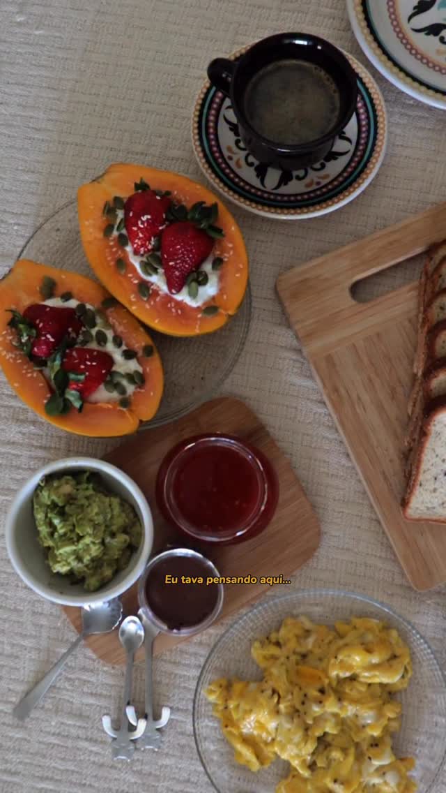 ☕✨ Às vezes, a pausa é tão necessária quanto o movimento.
No meio da correria, sentar pra um café da manhã tranquilo no fim de semana se tornou meu ritual favorito. Um momento de presença, de saborear cada detalhe e valorizar as coisas simples — porque é aí que a vida se mostra mais bonita. 🌿
E claro, tudo fica ainda melhor com as delícias que encontro no @superkochoficial 🥑🍞🍓🍳🍪☕️🍫
#cafedamanhã #cafedamanhasaudavel #receitasfaceis #alimentaçãosaudável #vidaleve | publicidad