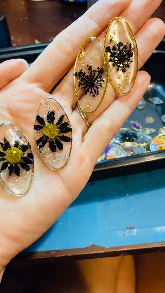 The result of the black flowers 🖤
#handmadejewelry #fashion #jewelrydesigner #accessories #silver #jewelrydesign #love #jewelryaddict #instajewelry #style #handcrafted #smallbusiness #gold #shopsmall #supportsmallbusiness #art #bhfyp #brandeemaecreations