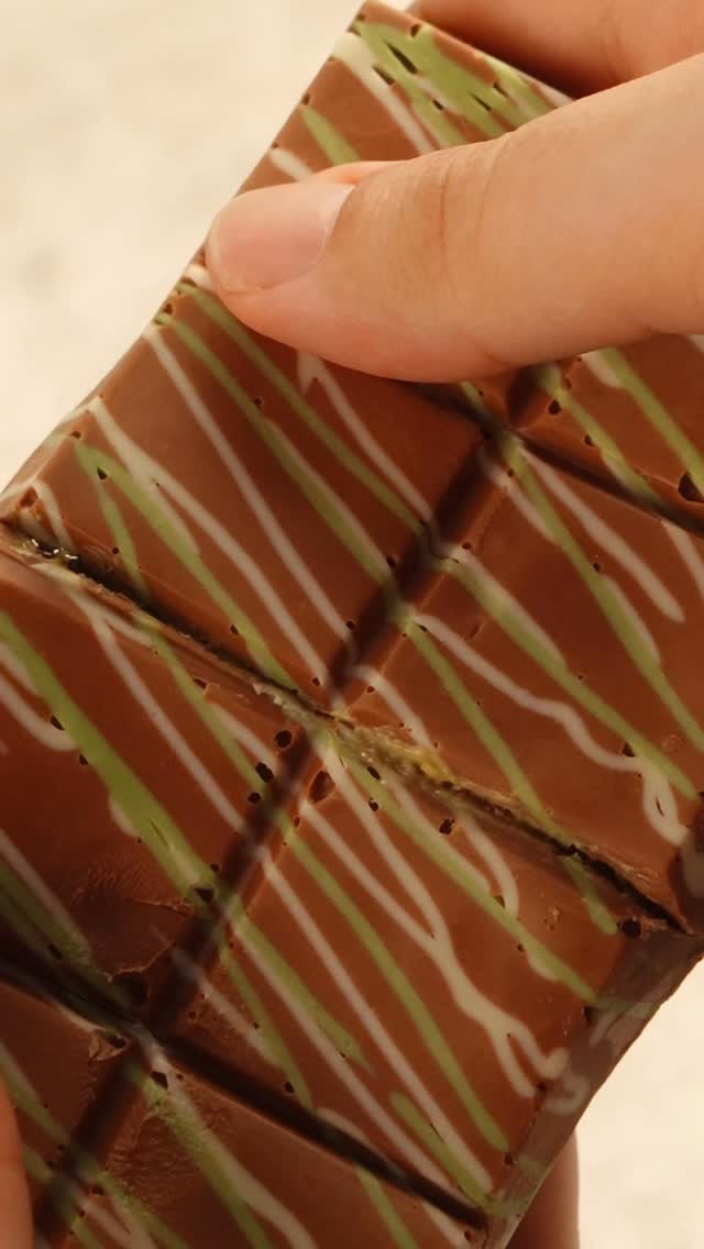 Produção para o lançamento do Shake do Sheik, milkshake sabor Pistache de Dubai Johnny Joy!
Chocolate levemente amargo, pistache e kataifi, uma tradicional massa árabe crocante com um sabor levemente tostado.
Esse eu provei e é simplesmente sensacional! @johnnyjoy.br 🥤🇦🇪
.
.
.
.
#milkshake #pistache #dubai #sheik #foodstyling #fotografodecomida #videomaker #marketingpararestaurantes #viralvideos