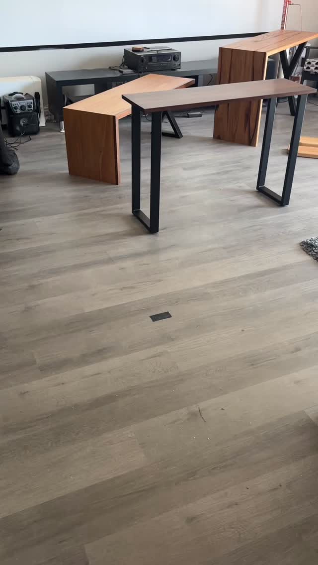 A nice little red ironbark hallway table / writers desk ready for delivery tomorrow morning 👌
.
.
.
.
.
.
.
.
.
.
#interiordesign #bespoke #customfurniture #furnituredesign #bespokefurniture #furniture #homedecor #desk #writersdesk #hallway #hallwaydecor #hallwayinspo #ballarat #ballaratsmallbusiness