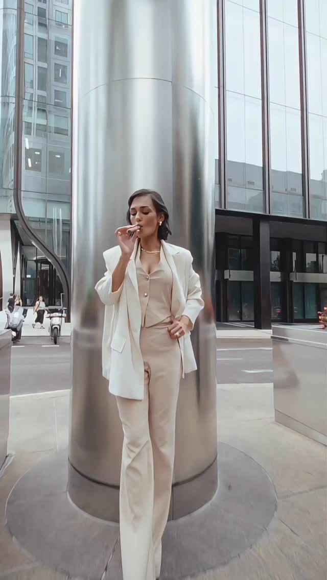 From a long line of British heritage, crafted for those who live with purpose. The Charatan cigar.
#Autumn #Corporate #Cigar #WomanPower #Goals #London #CharatanLondon #SipNSmoke #Cigars #BritishElegance #CigarCulture #FemalePower #Smoking #Lifestyle #Whisky #BritishLifestyle #GirlBoss #WomenInPower #WomenWhoInspire #EmpoweredWomen #BossMindset