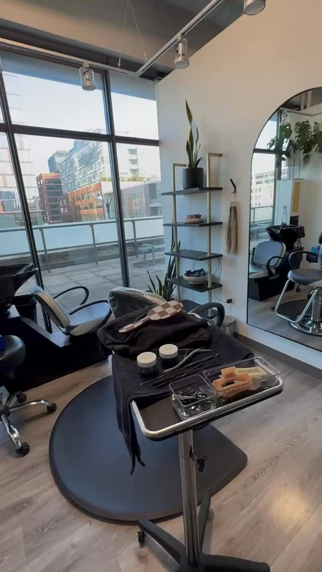 Sometimes all it takes is one row
Just a couple hours in my 📍West Loop studio. Seamless fullness + natural movement 💌 @invisiblebeadextensions