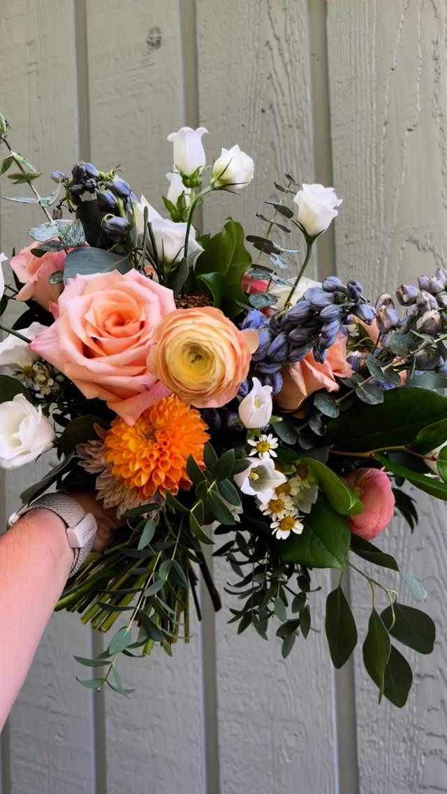 One more time because, why not?! This bouquet does have me in a chokehold.
#pittsburghflorist #washingtonpaflorist #pghflorist #floraandrootstudio #mcmurrayflorist #pghwedding #pghwedding #pittsburghwedding #canonsburgpa #lingrowfarm #lingrowfarmwedding