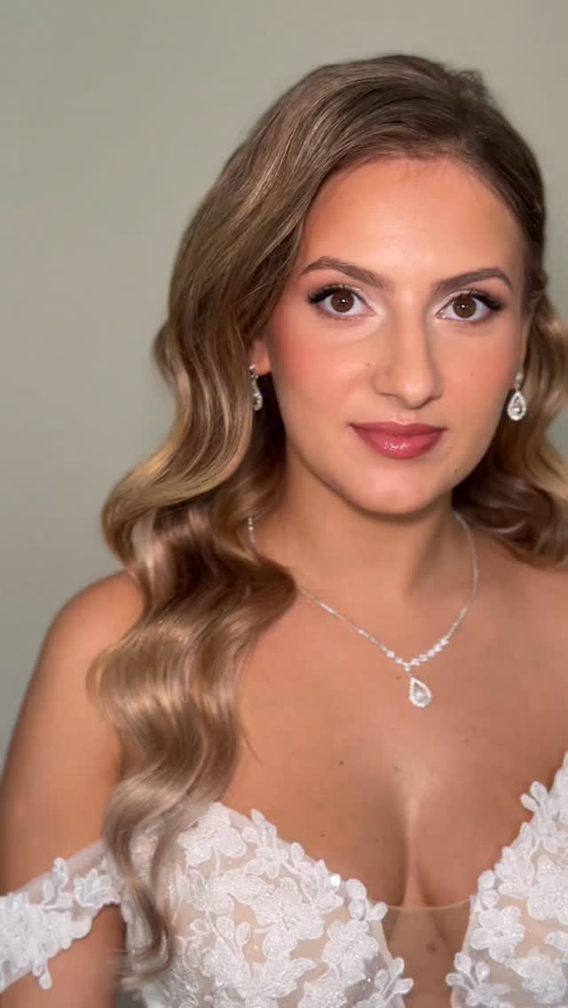 Ein klassischer Brautlook – natürliches Make-up mit frischen, soften Tönen und sanfte Hollywood Waves für das Haar. ✨
Zeitlos, elegant – perfekt für den großen Tag 🤍
#Brautstyling #Brautmakeup #HollywoodWaves #NaturalBridal #WeddingInspiration
#brautstylingbielefeld #hochzeitbielefeld #makeupbielefeld