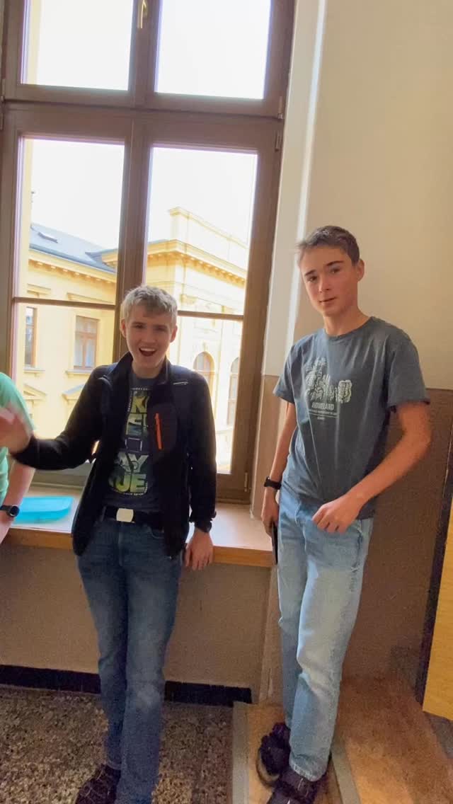 Začátky na nové škole mohou být těžké… ale ne u nás! ✨ Buddy systém spojuje nové primánky se staršími ročníky a hned během úvodního seznámení to jiskřilo! Nová přátelství, smích a spousta tipů, jak přežít první týdny.