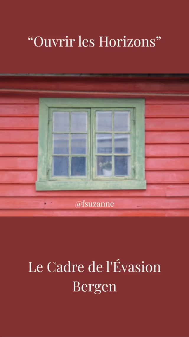 « Ouvrir les Horizons… »: Le rouge des murs contre le vert qui rêve. Entre ces carreaux le calme s’installe. Ce n’est pas la mer qui s’ouvre, c’est l’âme qui s’évade. Un instant de Norvège, hors du temps ! #artcontemporain