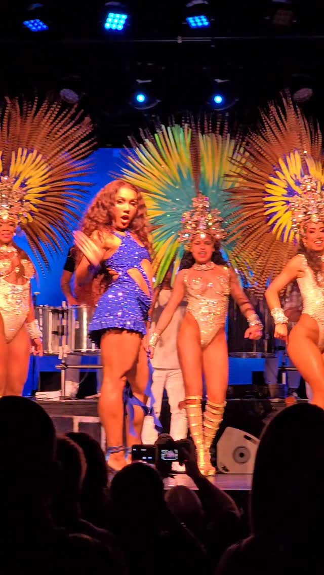 We have so much to share from this monumental show 🔥. For now, here’s a snippet of the great @sou_mayaralima and @dandanfirmo with our @rioprojekt passistas and band in the show finale 💙💛.
📹 @umpobrenaaustralia