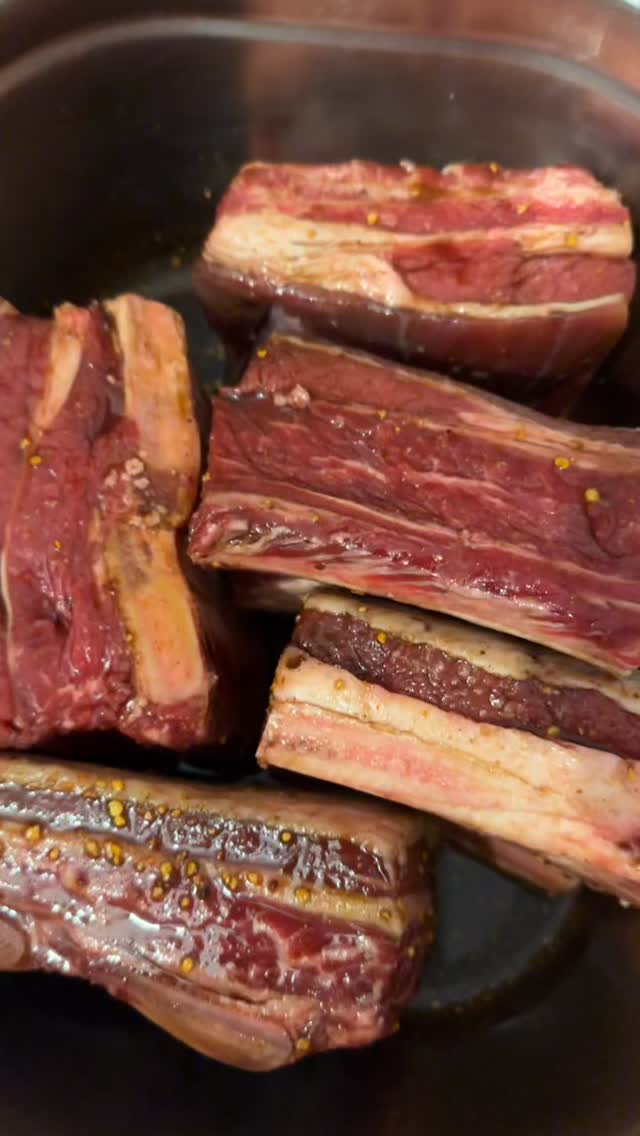 American 🇺🇸 dining @luxuryprivatechef ………
…….On the menu:
⭐️ Slow cooked beef short rib, bourbon sauce, crackling crumb.
⭐️ Tater tots, Cajun spiced gravy & cheese.
⭐️ Beetroot, carrot & apple slaw.
⭐️ Frickles with jalapeño mayo.
-
⭐️ Cookie dough pie, Nutella & Biscoff, toffee ice cream.
#luxuryprivatechef #privatechef #food #americanfoods #beefshortribs