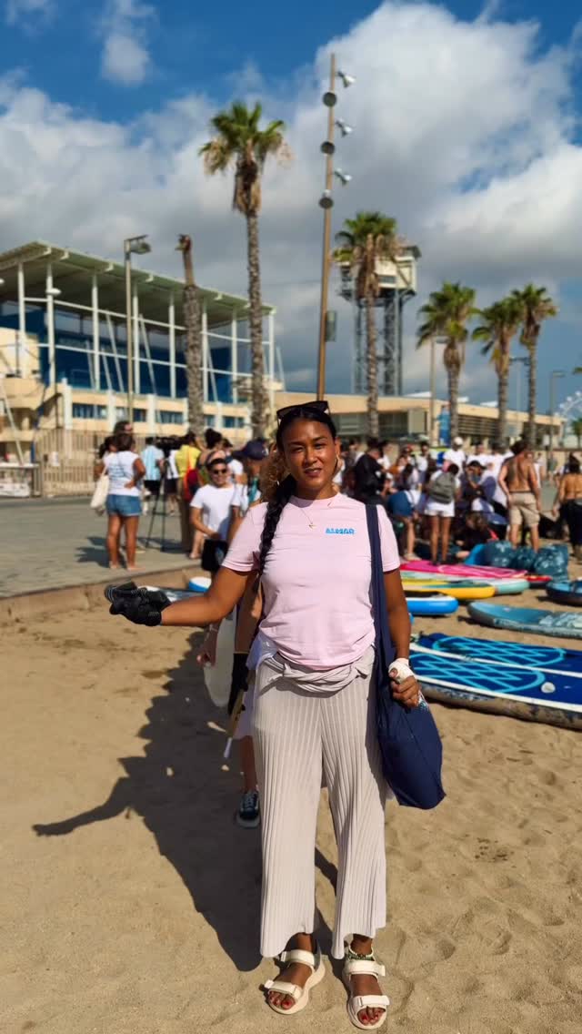 En nuestra última limpieza de la playa de San Sebastián aquí en Barcelona, logramos algo increíble 💙🏝️
♻️ Retiramos 93 kg de residuos en menos de 2 horas, abarcando 3 áreas estratégicas:
• 53 kg de residuos generales
• 28,1 kg de envases ligeros
• 8,23 kg de materia orgánica
• 4 kg de vidrio
🚬 El 30% de lo recogido fueron colillas 😱
Durante el filtrado, también se rescataron pequeños organismos que fueron devueltos al mar.
Gracias a la @fundacioncostaeste @catsharks_ciencia @bastian.beach y demás que hicieron parte de esto.
Gracias por la convocatoria. Sabemos que unidos podemos hacerlo mejor. Que unidos podemos lograr grandes cosas por nuestras playas.
Desde ALMAR agradecemos y admiramos a estos proyectos que buscan unirse con otros, admiramos el querer trabajar en equipo y el compartir sus iniciativas.
Gracias y por favor NO DEJES TU BASURA EN LA PLAYA.
#PlayasLimpias #Sostenibilidad #MedioAmbiente #FundacionCostaEste #ALMAR #AlMar #AmorPorElOcéano #CuidemosElMar #GuardianesDelOcéano #RespiraElMar #territorioalmar