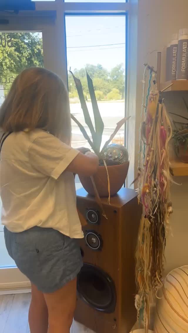 This Hautie always takes care of our plants. Our salon plants owe her their life. Big thanks to @berrijoy. We couldnāt do it without you!
#bhautesalon #colleyvilletx #colleyvillemoms #dfwhairsalon