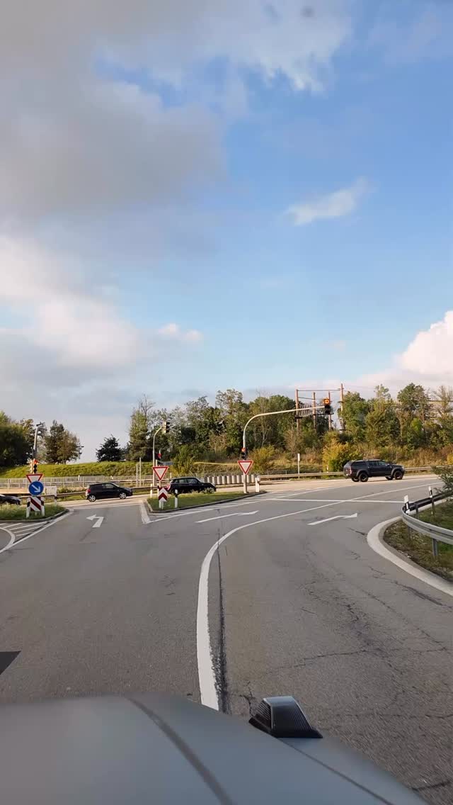 ✨🚀 Zoe hebt ab! 🚀✨
Vor ein paar Tagen war Jochen Schweizer bei ZOE Sports in Grünwald zu Gast 🧘♀️💪 – jetzt hat er sie eingeladen, selbst die @jochenschweizerarena zu erleben.
Schon beim Ankommen stieg die Spannung: Herzklopfen, kribbelnde Vorfreude und ein Hauch Nervenkitzel 😍💓🙌
Dann war es endlich soweit – Indoor-Skydiving im Windkanal! 💨🪂🌪️
Schwerelos schweben, den Wind im Gesicht spüren, drehen, steigen, abtauchen… pure Freiheit & Adrenalin pur 🤩🔥🌈 @totta_sella
Danke an Jochen Schweizer für dieses unvergessliche Abenteuer 🫶🎉 – ich bin noch immer begeistert und würde am liebsten gleich wieder starten ✈️💙
Wer auch Lust auf diesen Kick hat, sollte unbedingt vorbeischauen – es lohnt sich! 💯💫
#JochenSchweizerArena #IndoorSkydiving #AdrenalinPur #ZoeFliegt #ErlebnisMitHerz #zoesports #skydiving #jochenschweizer