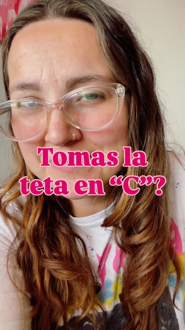 ¿Tomas la teta en C? 🫣 Ojo, no siempre es lo correcto.
👉 En canasto: mejor en U
👉 En balón de rugby: en C
👉 Acostada: también en C
Tu mano puede ayudar… o hacer doler 😵💫
📍 Y lo más importante:
El pulgar siempre debe quedar frente a la nariz del bebé.
¿Sabías que ese pequeño detalle puede hacer una gran diferencia? 💡
#lactancia #clubdelactancia #lactanciamaterna #lactanciasinmitos #amamantar #posturasdelactancia #doloralamantar #asesorialactancia #consejodelactancia #posicionesdelactancia #teta #crianzaconsciente #lactanciatips #lactanciareal #mamaprimeriza #maternidadinformada
