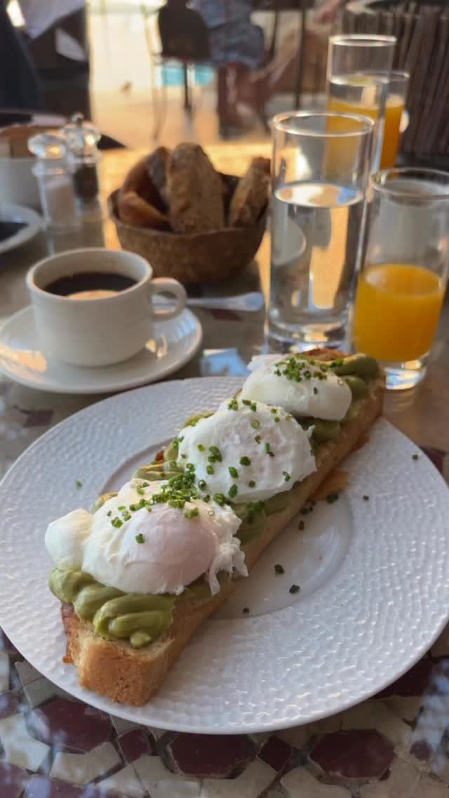 Le petit déjeuner est un repas important si tu souhaites équilibrer tes hormones et ton système de neurotransmetteurs mais aussi si tu veux éviter de grignoter toute la journée ! Et cela passe par les bons nutriments ✨
❌Voici les aliments que je déconseille au petit déjeuner :
( ❗️disclaimer : aucun aliment n’est interdit ! Je déconseille ces aliments de manière récurrente, mais de manière occasionnelle cela n’impact pas votre santé !)
➡️ pain blanc, biscotte et céréales industrielles : ces aliments sont pauvres en nutriments, à index glycémique haut et peu rassasiant !
➡️ biscuits industriels, confiture, pâte à tartiner et jus de fruit en bouteille
➡️ les boissons végétales riches en sucre (ex : chocolat noisette)
➡️ les laitages 0% : peu rassasiant si on retire le gras !
➡️ les viennoiseries trop riches en acides gras saturées
➡️ les charcuteries grasses : jambon cru, saucisson… trop riches en sel et en nitrites !
☕️ essaye d’attendre 30 à 40 min après le réveil pour boire ton premier café ! en attendant privilégie de l’eau ou une infusion qui évitera de faire fluctuer ton cortisol !
Et si tu souhaites mettre en place de bonnes habitudes sur la durée alors n’hésite pas à me contacter 📲📩
#diet#food#healthy#healthyfood#healthylifestyle#dietetique#healthyeating#recette#cook#lifestyle#petitdejeunerhealthy#idee#cuisinesaine#yumm#yummy#mangerequilibré#equilibrealimentaire#insta#instamood#instafood