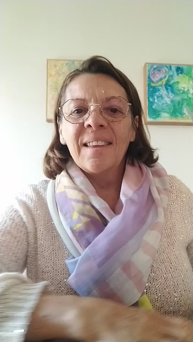 Cette semaine on revient dans notre coeur avec beaucoup de compassion pour écouter notre conseiller intérieur et le mettre d'abord à notre service. Il peut nous indiquer le chemin à suivre mais aussi, avec l'aide de la compassion, il peut nous indiquer le rythme auquel suivre ce chemin. Alors, retour au coeur, on l' écoute et on s'autorise à prendre le temps le temps qu'il faut pour y aller
Belle semaine!
#connaissancedesoi #archetypes #ame #energetique #oracle #ombreetlumiere #emotions #intuition