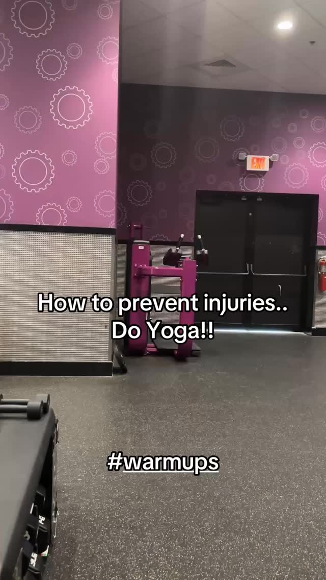 Warming up with yoga isn’t just relaxing, it’s smart! 🧠 It increases blood flow, boosts flexibility, and reduces injury risk. Give your body the prep it deserves before you crush that workout! 🔥 What’s your favorite warm-up pose? #YogaBenefits #DynamicStretching #getstrong