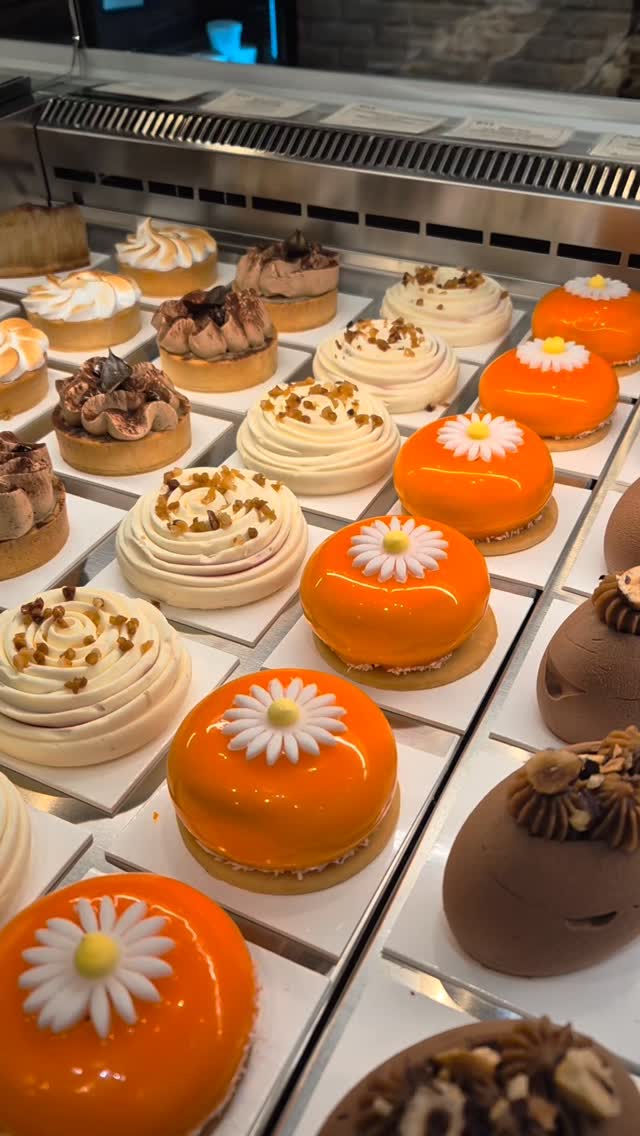 🍂 La magie de l’automne s’invite chez Hennemann… 🍫✨
🕑 À partir d’aujourd’hui, nous vous accueillons tous les jours de 9h à 19h (dimanche jusqu’à 18h), pour partager avec vous un univers gourmand et chaleureux.
🍰 De délicieuses nouveautés sucrées (et pas 🤫…) arriveront très bientôt dans notre boutique, pensées pour éveiller vos sens et embellir vos journées.
Entre douceurs, parfums et couleurs de saison… L’automne n’a jamais été aussi délicieux ! 🍁💛
#nicolashennemann #grandhoteldieu #artisan #lyonfoodies #lyonfood #patisserie