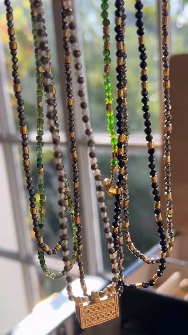 Gemoria raconte le voyage des pierres et des perles, entre Afrique et l’atelier de Versailles.
Un luxe artisanal, conscient, chargé d’histoires.
✨ Bientôt en ligne
#Gemoria #SerengetiJewels #bijouxartisanaux