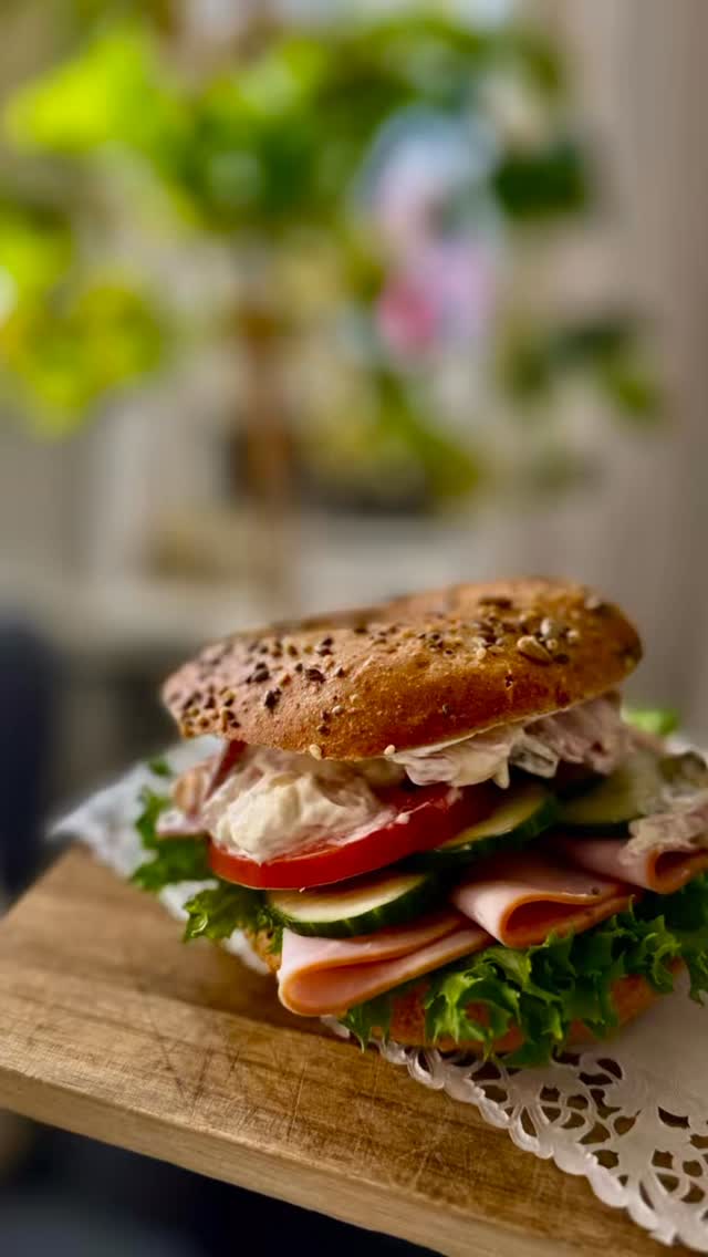 🥯✨ Viikonloppuherkku kutsuu!
Nauti viikonloppu meidän tuoreilla bageleilla täytettyinä vastustamattomilla mauilla: täydellinen jokaiselle puraisulle!