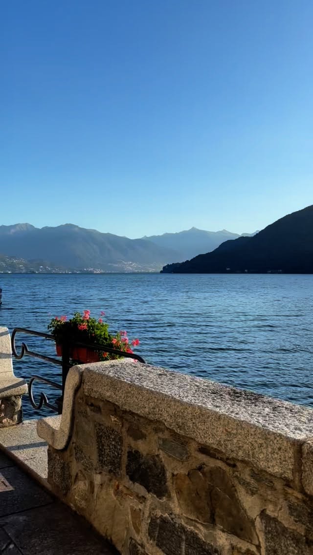 Haar liefde voor deze plek bracht me hier.
Zo graag had ik dit met haar gedeeld.
Haar gemis was voelbaar, haar aanwezigheid ook in het 🌞 zonlicht dat danste over het meer, in het zachte ruisen van het 💧 water, in de bergen 🏔️ die stil hun verhalen fluisterden.
De boulevard, de markt, de lichte warmte van de zon… alles droeg een stukje van haar in zich.
Het was alsof ze een spoor van liefde 💛 had achtergelaten dat ik mocht volgen.
In het gemis, in de stilte, in de kleine dingen die mijn hart raakten, mocht ik haar liefde voor deze plek een beetje vasthouden.
Dankjewel, mam 🙏
Voor je liefde,
die mij hier naartoe bracht.
Voor de schoonheid die ik mocht ervaren.
Ik mis je 💛