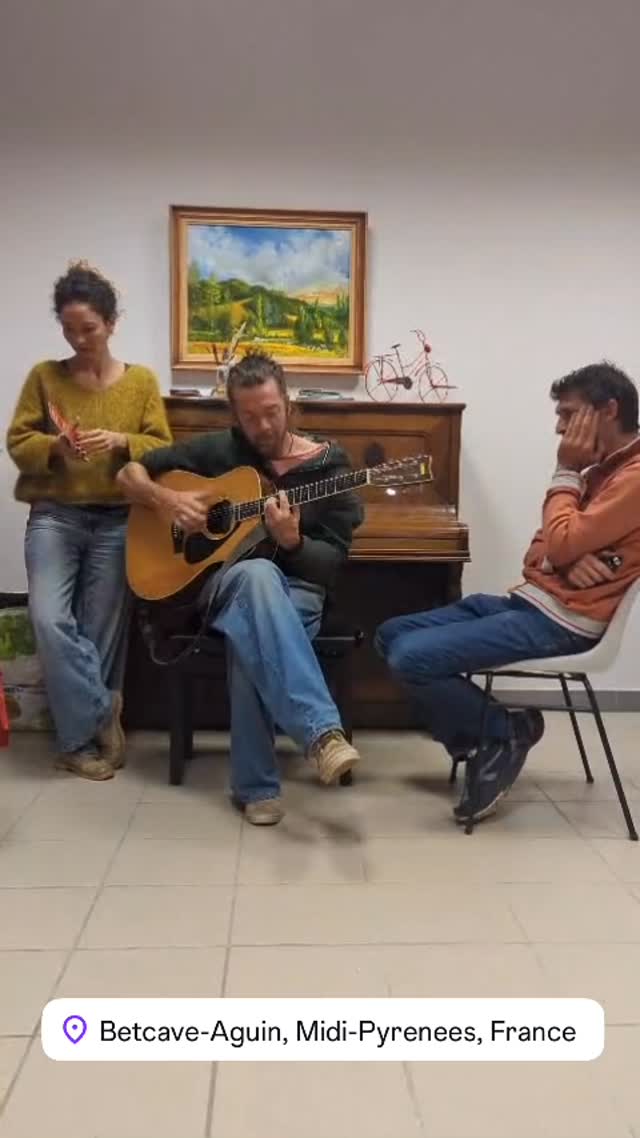 Dans l’ombre des loges, les notes s’accordent,
Les cœurs battent fort, la scène nous appelle.
Dans quelques minutes, plus de murs, plus de portes,
Juste vos regards, et la musique qui révèle. Est-ce que vous êtes là ? ✊🏽