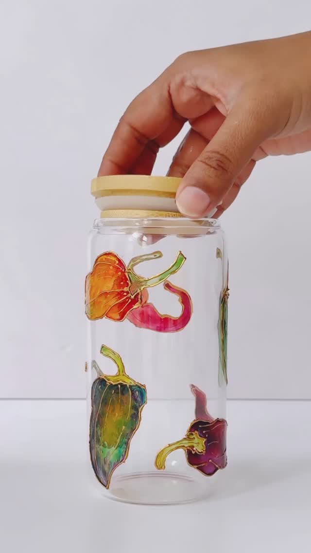 Turning up the heat 🔥🌶️ Sip bold, sip spicy – our chili pepper can glass brings the flavor to your favorite drink!
#SpicySips #ChiliPepperGlass #FieryDrinks #GlassArt #HandpaintedGlass #BoldDesigns #DrinkInStyle #foodporn #fruitlover #veggie #cottagecorestyle