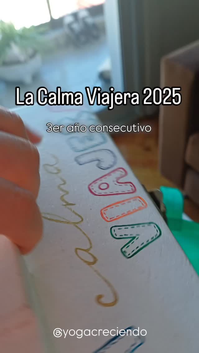 "Por tercer año consecutivo… en esta primavera, con aroma a lavanda, llegó la VALIJA de la CALMA VIAJERA a los pekes altos"
Un viaje que nos invita a descubrir que la calma también se puede jugar, crear y compartir en familia.
Este año nos sorprende con juegos de origami: Shanti, la ranita de la paz… la Flor de la Calma… y el SoplaColores, que revela nuevos colores cuando soplamos con atención.
También trae posturas de yoga en dupla para compartir, Daruma que nos enseña la perseverancia, y Darumita, un juego para cultivar la atención.
Y como siempre… relajaciones, meditaciones, música para calmarnos jugando.
La Calma Viajera quiere invitarnos a crecer con paciencia, atención y alegría.
✨ Descubrila. Vivila. Compartila.
Namasté!
Marce
#CajaDeLaCalmaViajera
#CalmaJugando
#YogaParaNiños
#OrigamiMágico
#ShantiLaRanita
#FlorDeLaCalma
#SoplaColores
#Daruma
#Darumita
#AtencionPlenaNiños
#MindfulnessInfantil
#JuegoEnFamilia
#NiñezConsciente
#RespirarYJugar
#PequesEnCalma