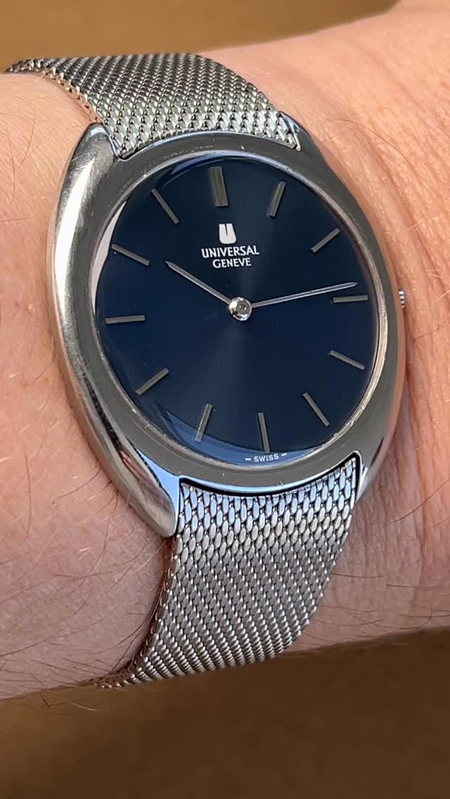 Available now on our website! This elegant Universal Genève Ref. 842111 from 1970 showcases the refined design language the brand was celebrated for during the era. Powered by a reliable hand-wound movement, it offers the charm and precision of vintage Swiss watchmaking. #universalgenève #watchforsale #watchcollector #vintageug