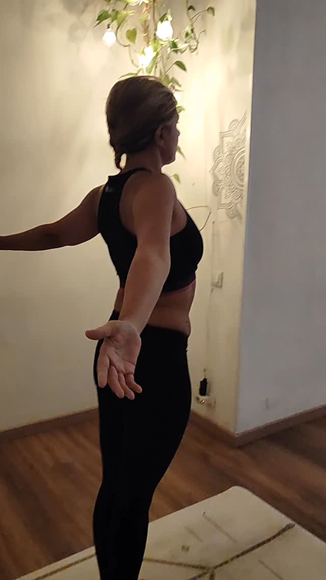 Inizia la giornata con la pratica dello Yoga 🌅
Le nostre lezioni del mattino si aprono alle 7:00 con la possibilità di ingresso fino alle 8:00. Un tempo flessibile che ti permette di adattare la pratica al tuo ritmo e di iniziare la giornata con energia e presenza.
Perché praticare al mattino?
🌞 Energia e chiarezza: il corpo è più ricettivo, la mente più fresca e leggera.
🌬️ Respiro profondo: al mattino il prana scorre con maggiore naturalezza, preparando a una giornata più consapevole.
🧘 Disciplina e costanza: la pratica mattutina diventa un rituale che sostiene equilibrio e benessere.
✨ Spazio per te: iniziando presto, hai già fatto qualcosa di prezioso per te stesso prima che la giornata prenda il suo corso.
Le classi sono multilivello, adatte a tutti: chi è già abituato alla pratica può fluire nella continuità, chi è all’inizio può affidarsi alla guida dell’insegnante.
Se preferisci, puoi anche sperimentare le nostre classi di avviamento estive del pomeriggio, pensate per introdurti gradualmente alla pratica, e poi scoprire il piacere delle lezioni del mattino.
---
👉 Vuoi unirti a noi?
Scrivici per informazioni e prenotazioni: ☎️ +393358716785
Ti aspettiamo sul tappetino per condividere respiro, movimento ed energia.
#yogamattina #yogaitalia #yogapertutti #yogamultilivello #yogaeveryday #yogapractice #yogajourney #benessere #consapevolezza #respiroprofondo #yogalife #yogainspiration #ashtangayoga #yogacommunity #risveglioenergetico #yogabenefici