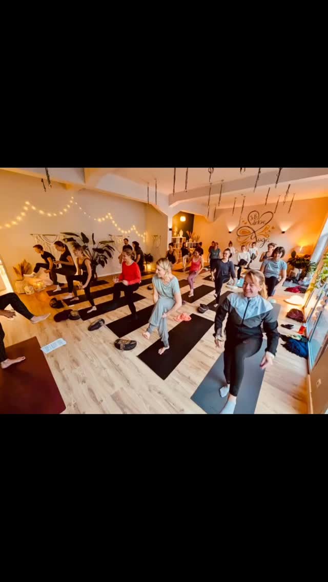 🧘🏼♀️YOGA & WEIN 🍷
Ein kleiner Einblick in den gestrigen Abend. Volles Haus bei Yoga und Wein. Es war uns ein absolutes Fest mit euch!
Vielen Dank für jedes Lachen, all euer tolles Feedback, die lieben Worte und auf ein Neues im nächsten Jahr.
#yogaundwein #weinyoga #weinundyoga #yogaevent #ichliebeyoga #yogaliebe #wetterruhr #soulspace #yogastudio