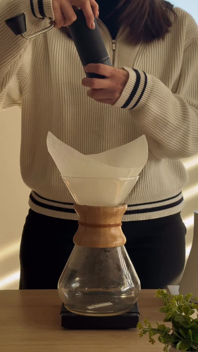 Un ritual lento, puro y elegante ☕✨
La Chemex transforma cada vertido en una experiencia llena de aromas y claridad en tu taza.
#chemex #cafedeespecialidad #xpecialty