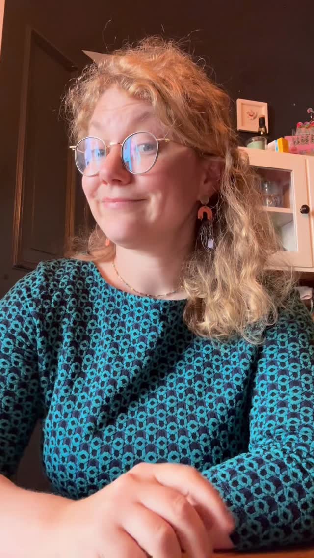 Natürliche diskutiere ich alles mit euch und erkläre gerne und ausführlich. Hinter den 3 im Reel genannten Dingen stehe ich zu 💯
1️⃣ Die #hpvimpfung kann Krebs verhindern. Würde jede Person ab der Pubertät geimpft, könnten wir Gebärmutterhalskrebs weitestgehend auslöschen.
2️⃣ #pms ist real. Und es kann dein Leben massiv beeinträchtigen. #pmds kann deine Psyche so sehr belasten, dass die Lutealphase dich schier zu einer anderen Person werden lässt, depressiv, angsterfüllt, nervös-agitiert, wütend, überfordert uvm. #pme kann dazu führen, dass bestehende Erkrankungen in der Lutealphase schlimmer werden. Nix davon musst du ertragen und es gibt Wege dir zu helfen!
3️⃣ Krafttraining ist eine der Essenzen fürs gesunde Altern, denn wir brauchen stabile Muskeln & Knochen. Beides kann optimal in der Fitte oder Zuhause durch #krafttraining supported werden. Es hilft für eine gesunde Haltung, zum Stressabbau und macht m.E. am meisten Spaß mit einem Trainings-Buddy. Gut, dass unsere neue Praxis direkt hinter einem Studio liegt. Gemeinsames Training steht bei Rebekka und mir mit im Dienstplan - zur #prävention, zum #resilienzstärken & #teambuildingactivity 🏋️♀️
#gynzwei #frauenärztin #gynäkologie #arztpraxis #ärztehamburg #medizinwissen #zykluswissen #praxisgründung