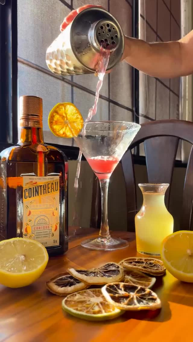🍋Have you tried our spin on the Cosmopolitan yet?
Cosmos in Crete: Honey, pomegranate, lemon and the good stuff (Vodka and Cointreau of course)🍯
#casamiabarrie #barrierestaurants #barrieeats #cocktail #beveragemenu #cocktaillist #cosmoplitan @cointreau #locallicious #weekenddrinks