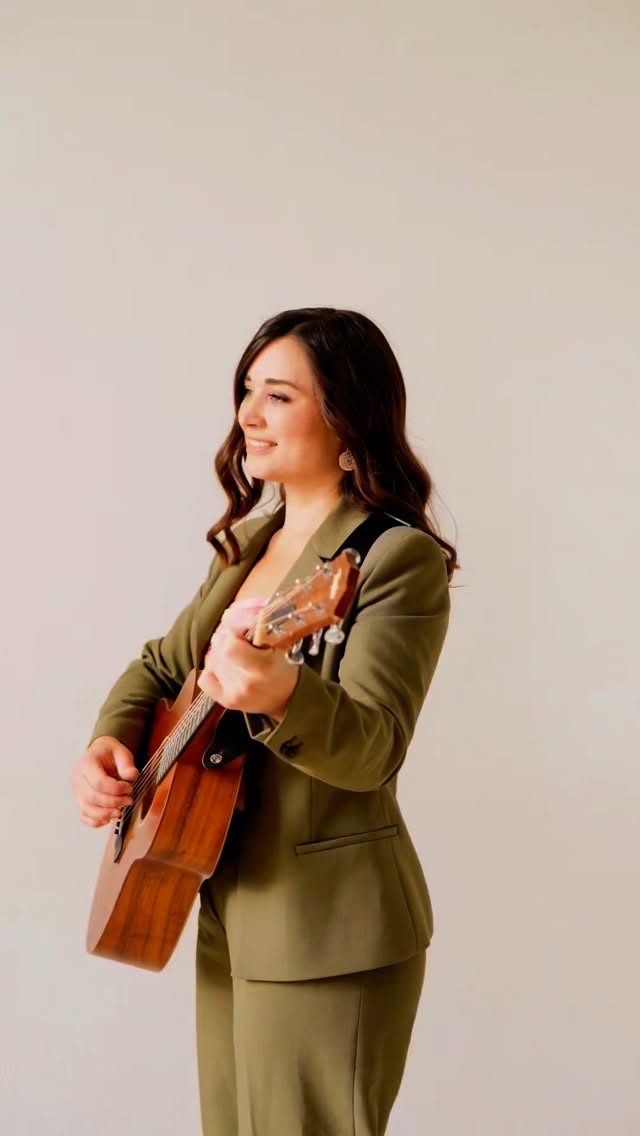 Es fällt mir gar nicht so leicht dieses Video hier zu teilen, weil ich zum ersten Mal ein kleines Voice-Over selbst dazu erstellt hab. Heute Nachmittag bin ich zufällig über diesen Text gestoßen den ich bereits vor einiger Zeit in meinen Notizen abgetippt und als ‚Reel-Idee‘ abgespeichert hab. Und dann kam monatelang das Leben dazwischen, wie das halt so ist als Vollzeit berufstätige Mama in der Hauptsaison. 🙈 Aber ich teile das jetzt einfach so unperfekt wie es ist ❤️ Das hier ist also auch für alle, die in den letzten Monaten hier dazugestoßen sind und gar nicht so wirklich wissen, wem sie hier folgen. Und an dieser Stelle auch ein DANKE an alle, die mich hier schon so lange supporten, ich schätze das sehr! 🫶