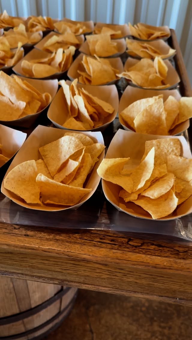 A queso fountain during cocktail hour for your event, with an attendant? You can guarantee that will be a huge hit!! 🤤🧀💛
#quesofountain #queso #wedding #quince #birthday #goldeneventstx