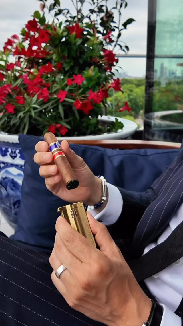 A cigar and the London skyline, moments worth savouring...
#Charatan #Cigar #CigarCulture #TailoredTaste #GentlemansClub #London #Brunch #CigarTerrace #Lifestyle #Business #Entrepreneur #Motivation