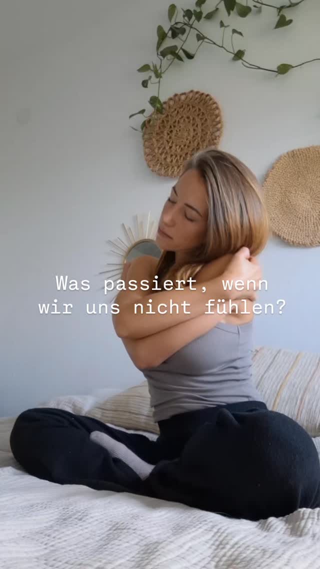 Manchmal tragen unsere Körper Geschichten, die wir selbst nicht mehr hören wollen.
Sie schreiben sich in Schultern, in Blutungen, in Erschöpfung.
Umso länger wir nicht hinspüren, desto lauter wird es.
Die Seele klopft erst leise, dann schreit sie - bis wir endlich hinhören.
Die Geschichten sind nicht da um uns zu schwächen - sondern um uns zu erinnern:
Fühl mich.
Nimm mich wahr.
Hier liegt dein Schlüssel.
Denn verdrängtes bleibt Schmerz.
Gefühltes wird zur Heilung.
Was zeigt dir dein Körper, das du noch nicht fühlen willst? 🤍
#fühlenstattfunktionieren
#einfachfrausein
#selbstermächtigung
#weiblichsein
#seelenweg
#authentischleben
#intuitivleben