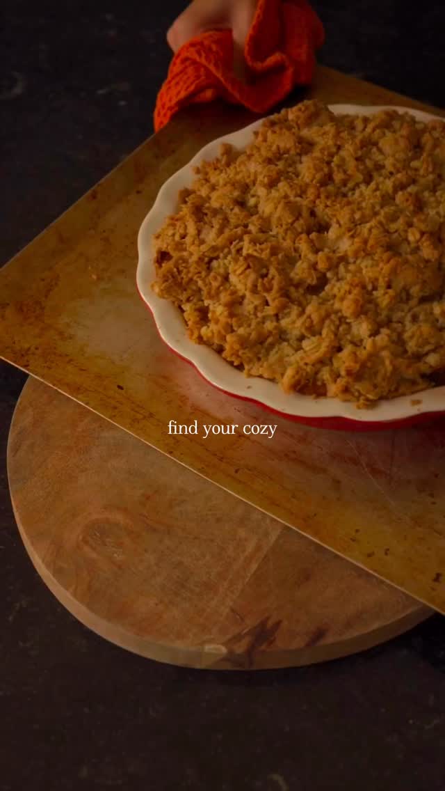 I can smell this entire video through the screen 🍂🪵🥧
#autumn #fall #cabinfolk