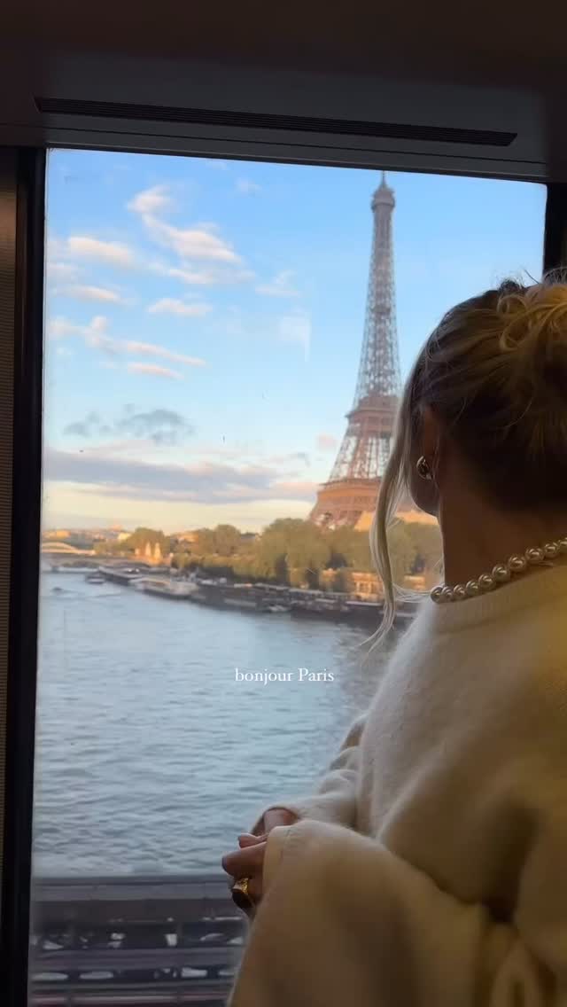 bonjour Paris 👋🏽
Vidéo @marigladkaya
#frenchquartermagazine #traveltofrance #parisfrance #chiclivingstyle #francophile #parisjetaime #beautifuldestinations #parisstyle