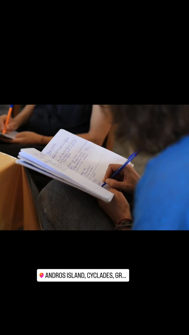 De vuelta del paraíso griego de Andros donde impartí 3 talleres. Especialmente uno de teñido de lana local y uno de índigo. El tercero ha sido exclusivamente para niños. Ha sido una experiencia inolvidable gracias a todas las participantes, y al apoyo incondicional de mi amiga Natalia y su marido.Las imágenes que cuentan está historia llevan el ojo artístico de @angelastratiphotography
Mil gracias por capturar cada momento.#tintedelana #teñidodelana #índigo #handmadeworkshop #azulindigo