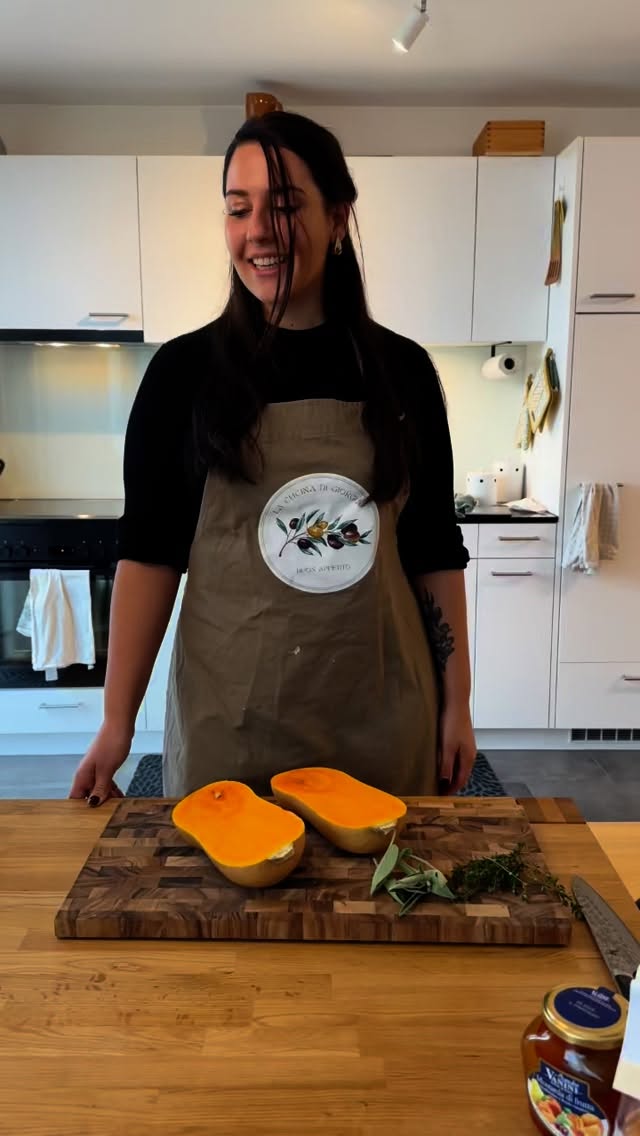 Ravioli alla Mantovana
Ingredienti per la pasta fresca
• 300g Farina tipo 00
• 3 Uova a temperatura ambiente
Per il ripieno
• 500g Zucca
• Salvia
• Timo
• Olio extravergine d’oliva
• 80g Mostarda di frutta
• 60g Amaretti sbriciolati
• 80g Parmigiano Reggiano grattugiato
• Noce moscata
• Sale e pepe
Preparazione
1. Tagliare la zucca a metà, eliminare i semi e condirla con olio evo, salvia e timo. Cuocere in forno fino a quando sarà morbida e dorata.
2. Ricavare la polpa con un cucchiaio e schiacciarla. Unire mostarda tritata, amaretti, Parmigiano, noce moscata, sale e pepe.
3. Preparare la sfoglia impastando farina e uova, poi stenderla sottile.
4. Trasferire il ripieno in una sac-à-poche e formare piccoli ciuffi sulla sfoglia.
5. Coprire con un altro strato di pasta, ritagliare i ravioli e sigillare bene i bordi.
6. Cuocere in acqua bollente salata per 3–4 minuti.
7. Condire con burro fuso e salvia croccante
•
•
•
#pasta#pastafresca#cooking#recipe#ricetta#autunno#herbst#zucca#kürbis#ravioli#homemade#foodie#cucinare#kitchen#easyrecipe#pastalover#foodstagram#instafood#italiana#italy#rezept