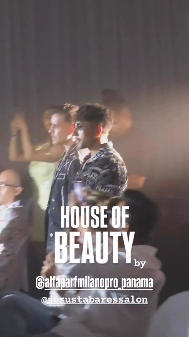 🌟 Gracias House of Beauty 2025 🌟
Cada aplauso, cada mirada y cada palabra que recibí me recuerdan por qué amo compartir mi arte.
Mi misión es inspirar, elevar la experiencia de la belleza y mostrar que con pasión y disciplina los sueños se construyen.
A todos los que estuvieron presentes: ¡su energía hizo de este momento algo mágico e inolvidable! ✨
Seguimos evolucionando juntos, creando color y experiencias que transforman.
Honrado de haber compartido escenario con un equipo tan talentoso y visionario 💛
¡Gracias Alfaparf Milano por confiar y crear juntos! @alfaparfmilanopro_panama @gersyshairstudio @trevilla_studio @bain_parra_ @adrianamazo.estilistapro @garotasstudiopty