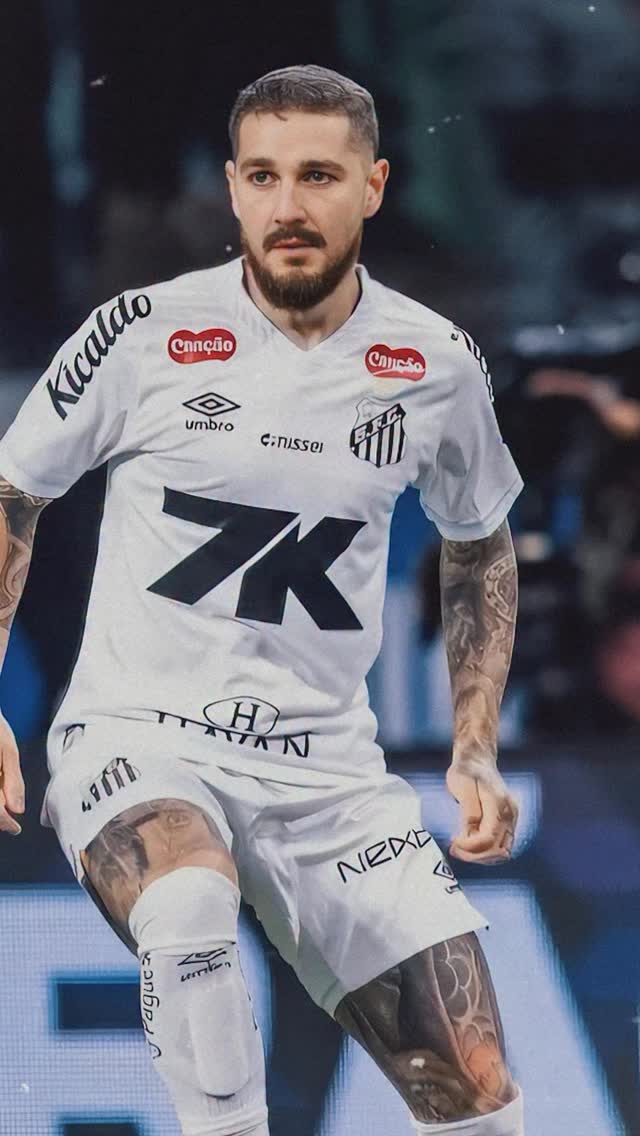 E se o 2025 do Santos virasse filme em Hollywood?
Por enquanto o genêro é DESGRAÇA, mas o ano ainda não terminou.
Mais uma piração em produção de conteúdo com IA, seguimos aumentando o sarrafo.
Quem faltou nesse elenco, vale a parte 2?
Créditos e os parabéns pra galera da Santos TV que faz cinema toda semana, onde peguei umas imagens.
#santos #cinema #inteligenciaartificial #ia